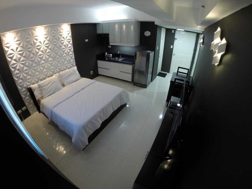 Burgundy Mckinley Place Service Apartment Manila Eksteriør bilde