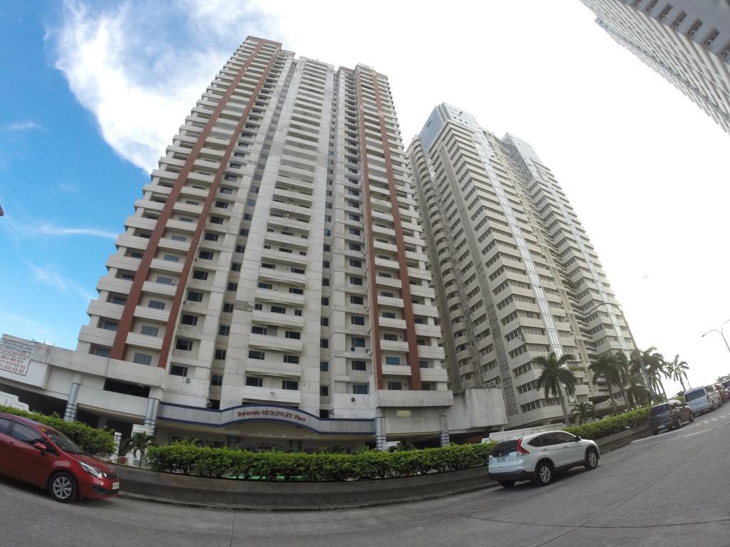 Burgundy Mckinley Place Service Apartment Manila Eksteriør bilde