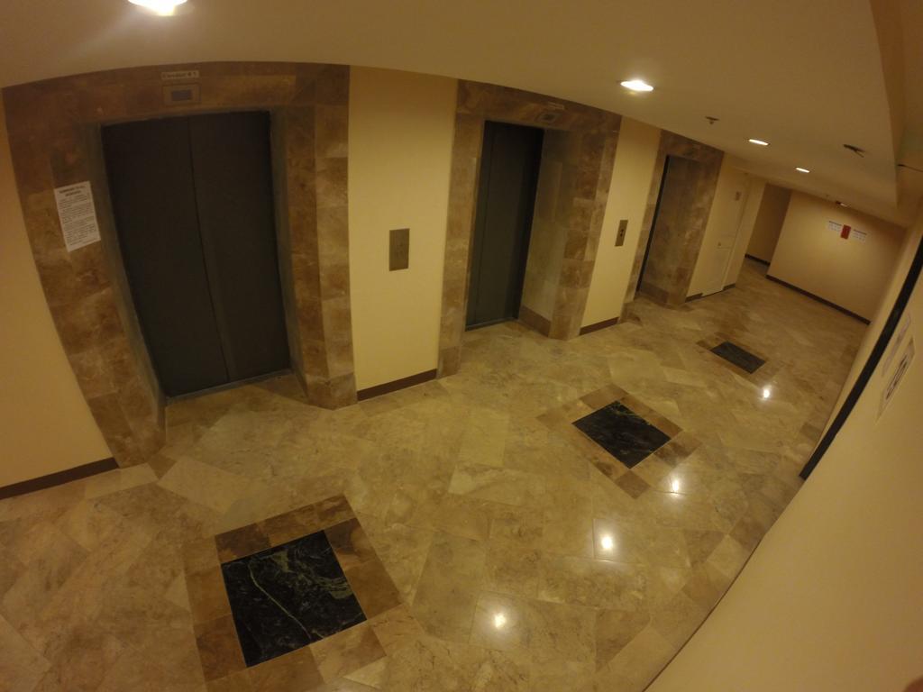 Burgundy Mckinley Place Service Apartment Manila Eksteriør bilde