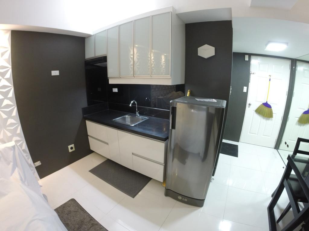 Burgundy Mckinley Place Service Apartment Manila Eksteriør bilde