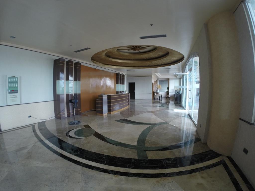 Burgundy Mckinley Place Service Apartment Manila Eksteriør bilde