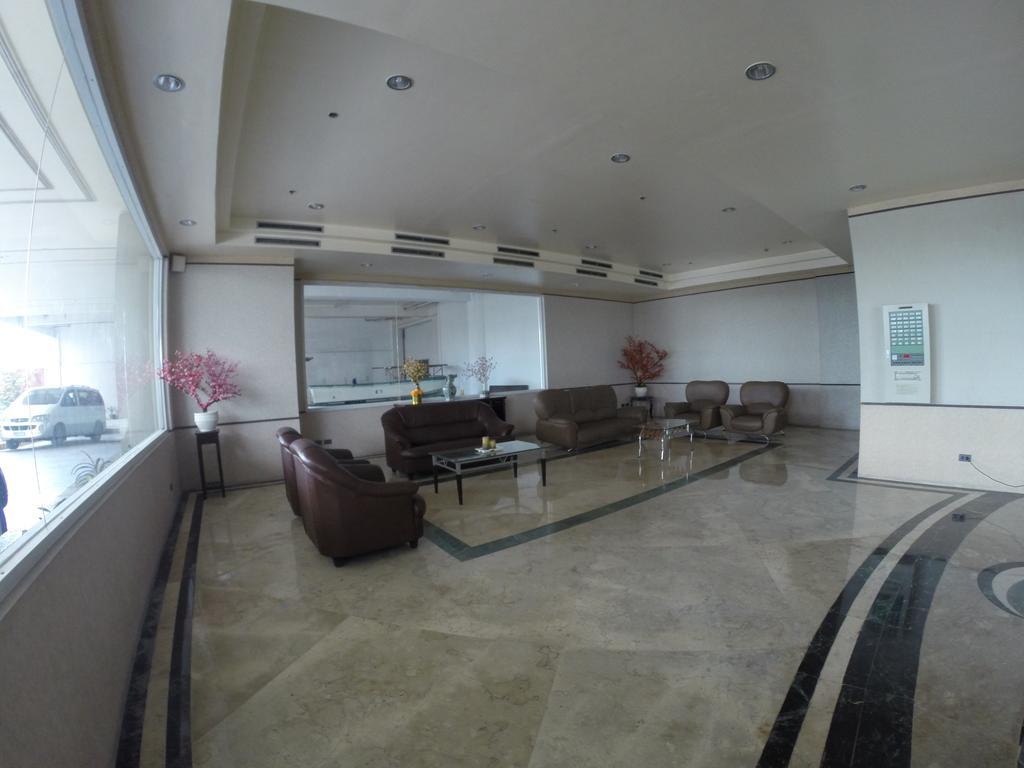 Burgundy Mckinley Place Service Apartment Manila Eksteriør bilde