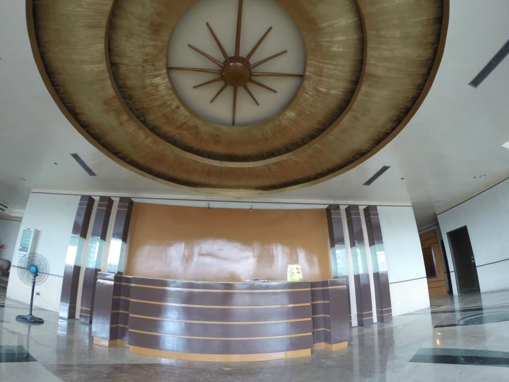 Burgundy Mckinley Place Service Apartment Manila Eksteriør bilde