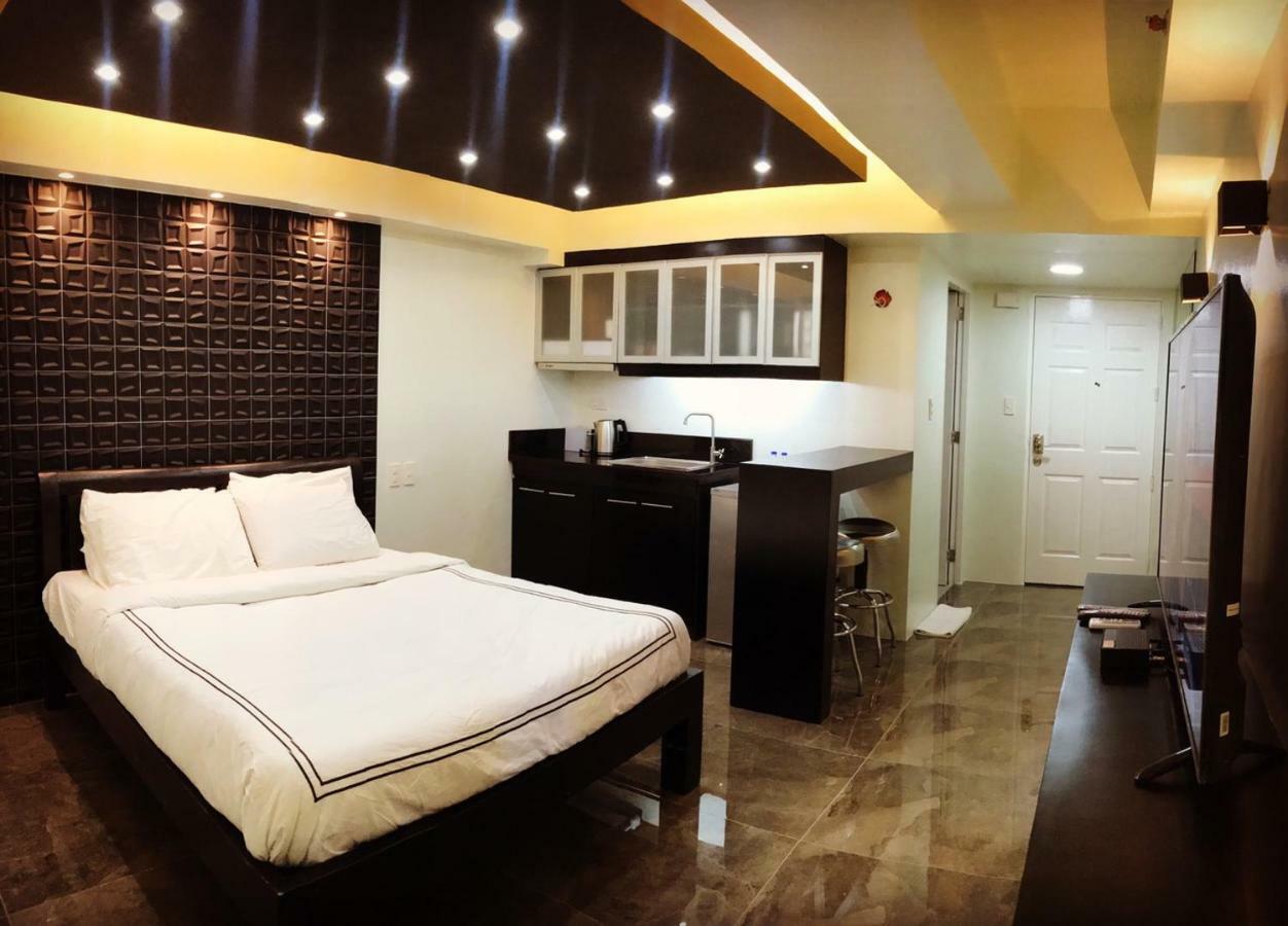 Burgundy Mckinley Place Service Apartment Manila Eksteriør bilde