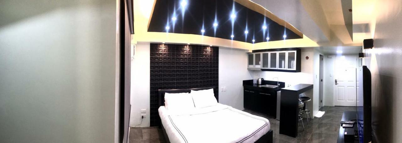 Burgundy Mckinley Place Service Apartment Manila Eksteriør bilde