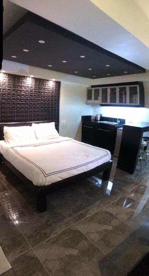 Burgundy Mckinley Place Service Apartment Manila Eksteriør bilde