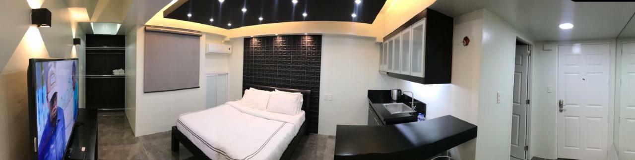 Burgundy Mckinley Place Service Apartment Manila Eksteriør bilde